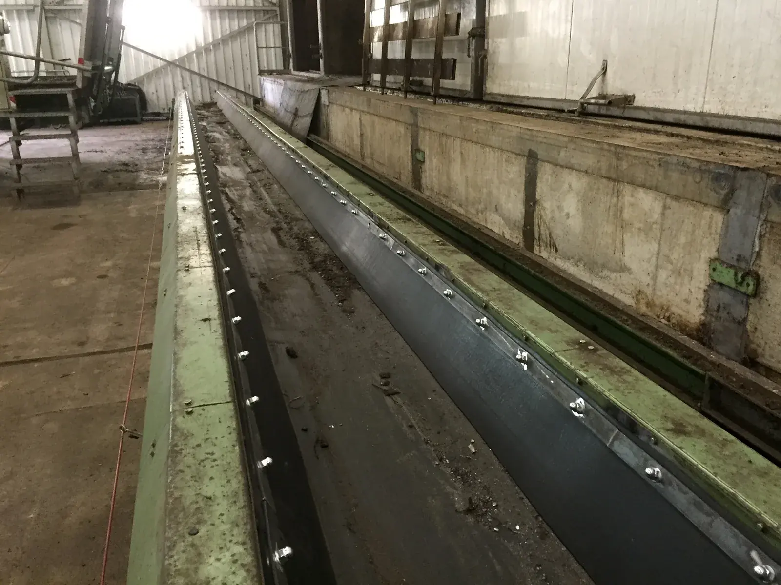 Side material guide on a belt conveyor renewed
