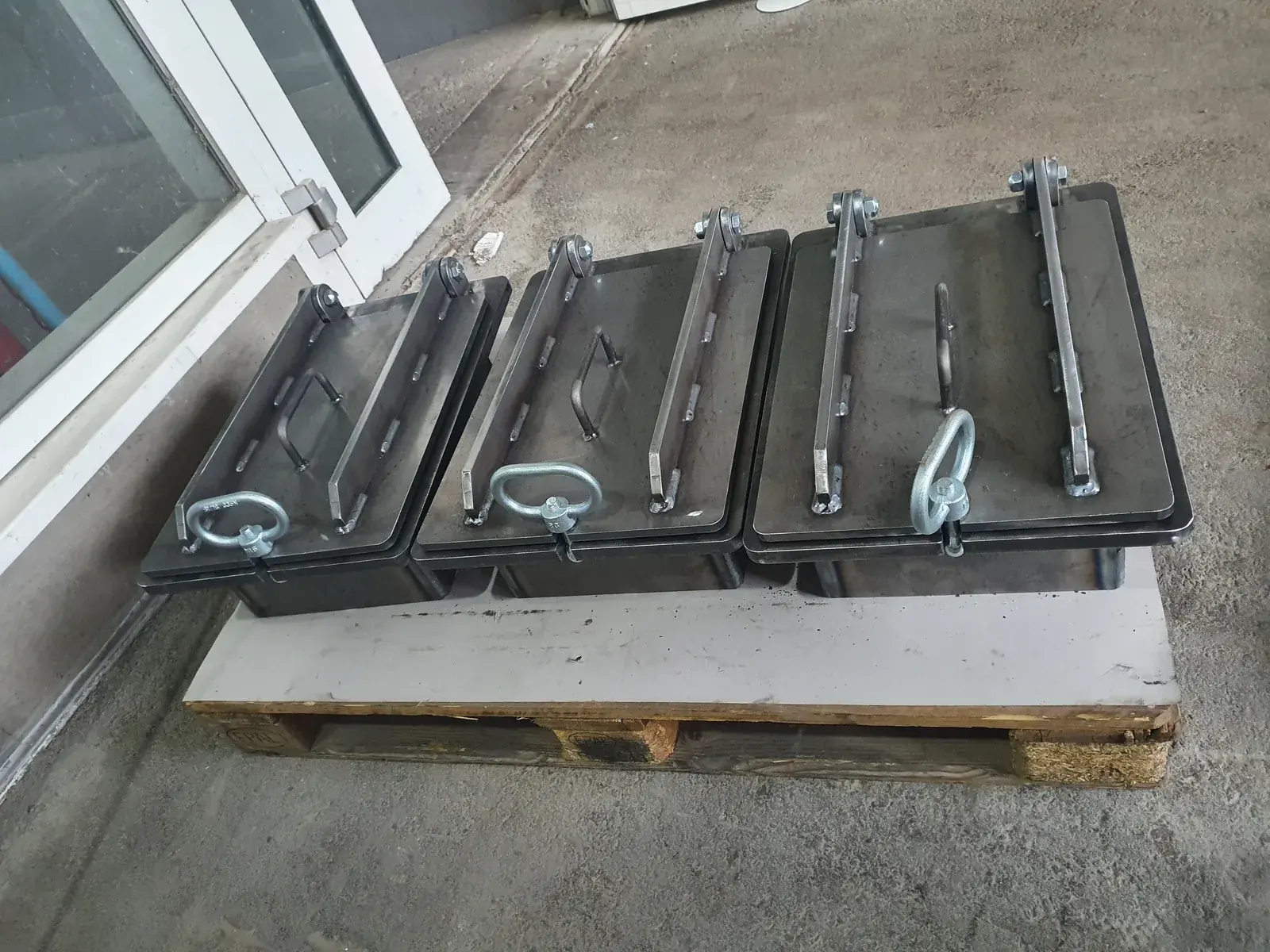 Inspection openings for chain conveyors