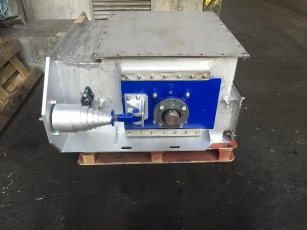 Take-up station for a drag chain conveyor