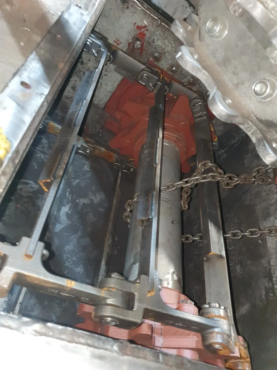 Overhaul work on drag chain conveyors 4