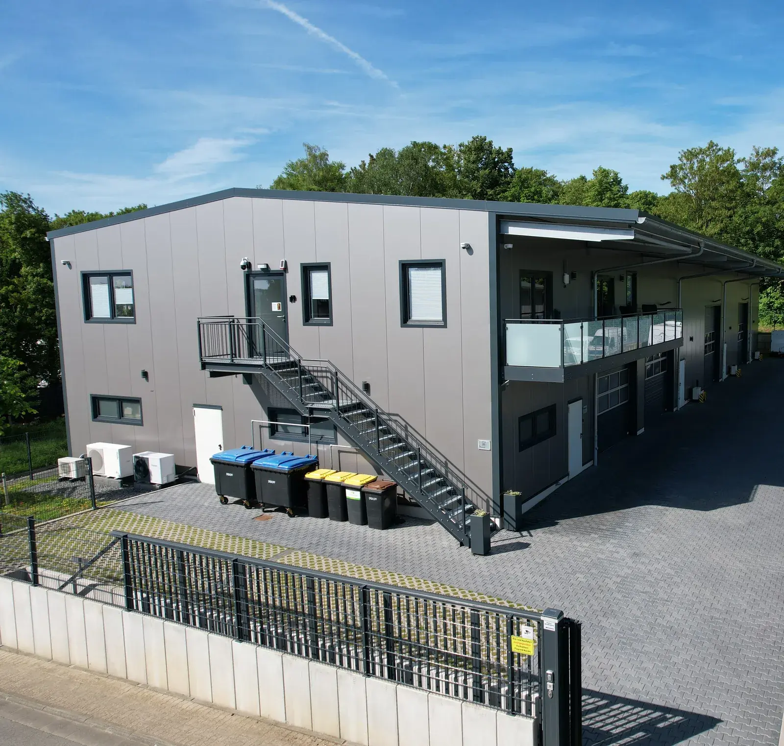 Eingang und Büro im Obergeschoss