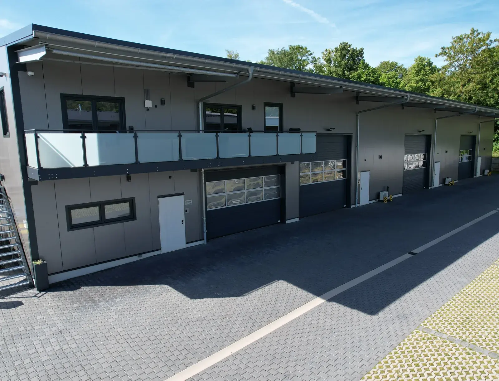 Der Firmensitz von FPM Fördertechnik an der Adolf-Silverberg-Straße in Bedburg aus der Luft