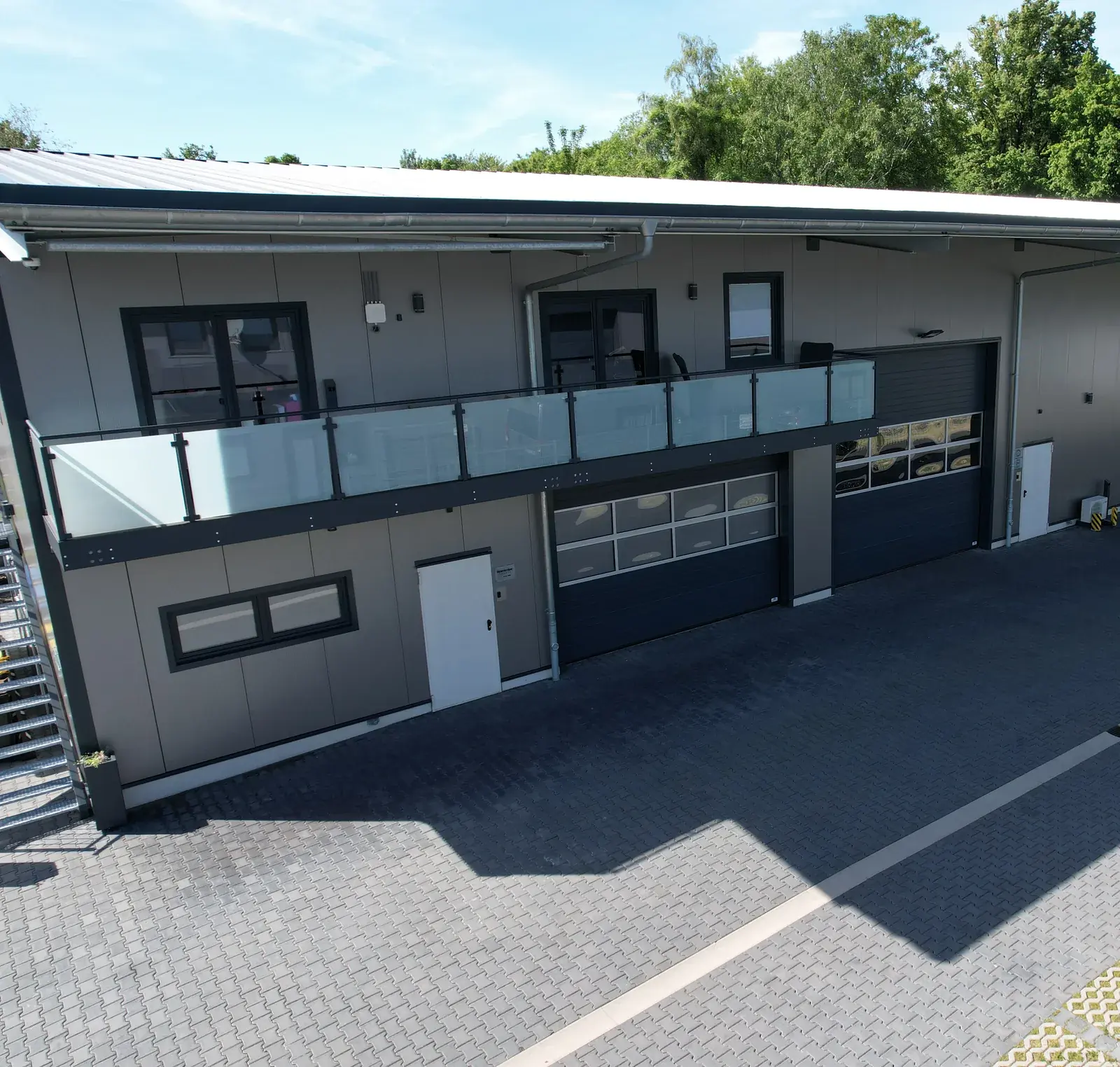 Blick über den Hof auf das Gebäude