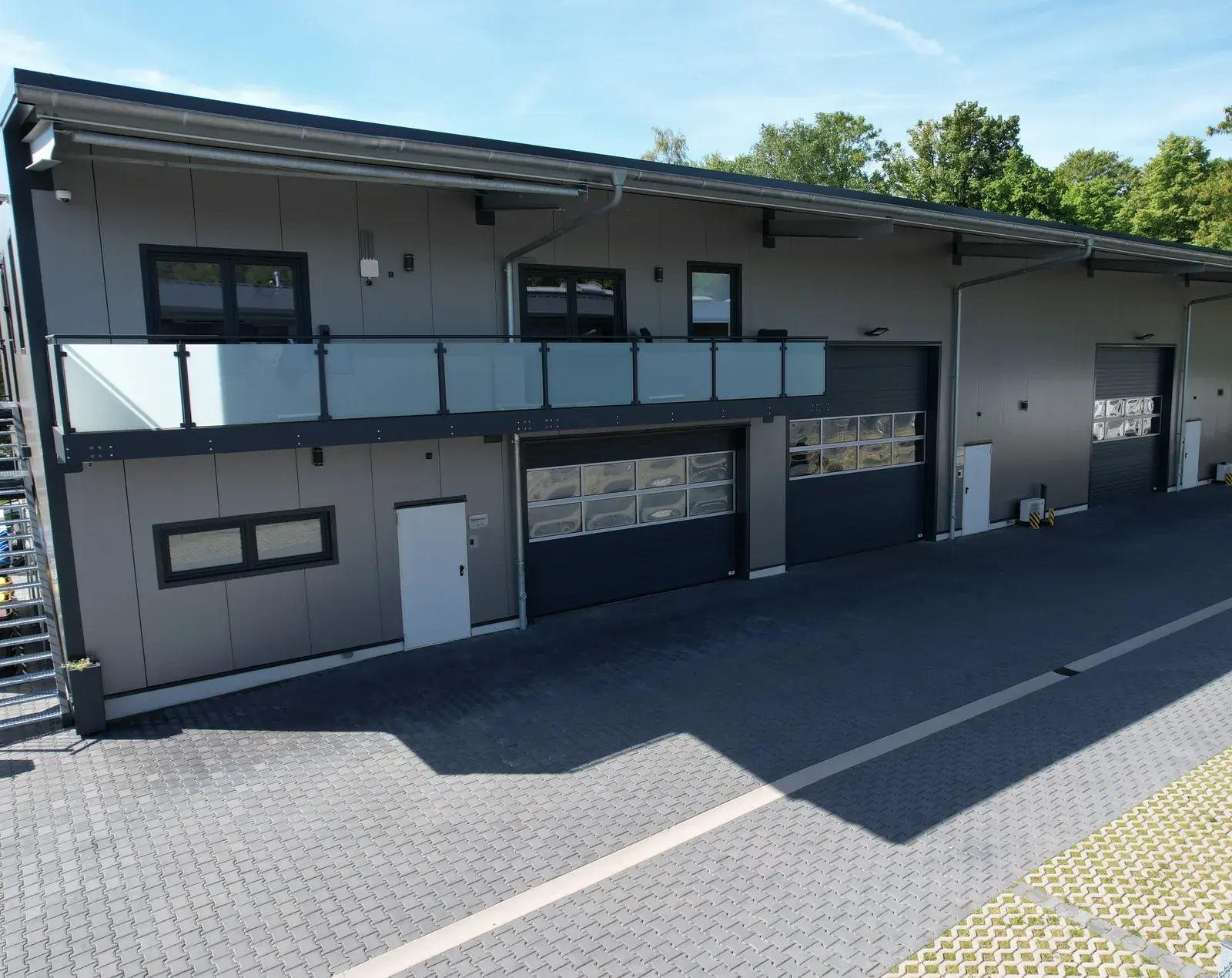 Hallentore von der Hofseite